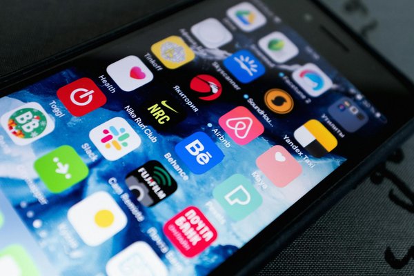 Comment choisir le meilleur projecteur de home cinéma pour une salle de taille moyenne?